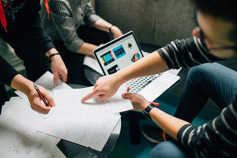 Ragazzi a lavoro sullo Storytelling per promuovere l'azienda.