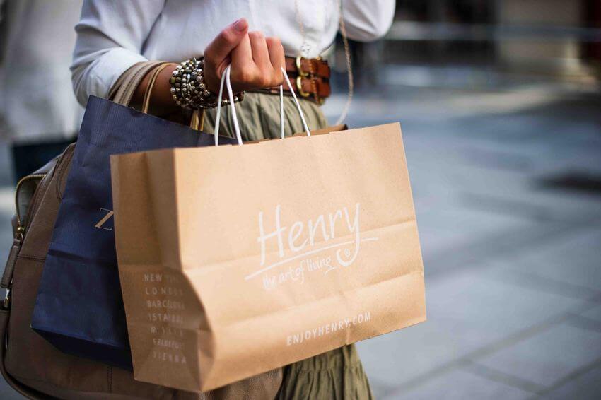 Cosa sono le shopping bags? Il brand pret a porter: Shopper in carta.